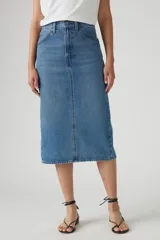 Falda midi de jean azul con corte recto y abertura trasera.