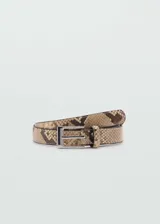 Cinturón con estampado de piel de serpiente en tonos beige y marrón, con hebilla metálica plateada de forma rectangular.