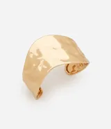Pulsera rígida dorada con textura martillada y forma orgánica.