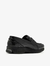 Mocasín New Balance 1906L negro con textura de piel de cocodrilo, suela acolchada 860v2 y almohadillas ABZORB SBS segmentadas en el talón.