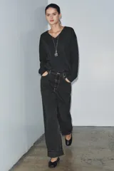 Jeans de mujer tiro medio, corte ancho (baggy) y pierna recta, con efecto lavado azul claro. Presenta cinco bolsillos y bajo acabado con vuelta ancha.