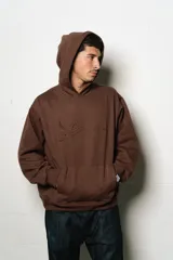 Canguro marrón con capucha, corte oversize y logo bordado en el pecho.