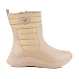 Bota casual color beige con caña media acolchada, suela de goma y logo triangular en el lateral.