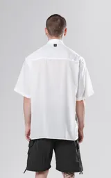 Camisa blanca de manga corta con calce oversize y canesú en la espalda.