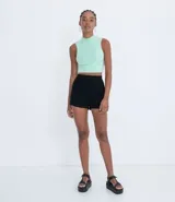 Short negro de viscosa con cintura elástica y pespuntes de colores en ruedo y cintura.
