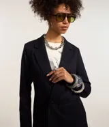 Blazer largo de poliéster con viscosa a rayas verticales, con cuello de solapa, cierre con dos botones, bolsillos delanteros y forro de poliéster.