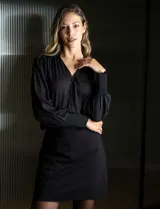 Blusa negra de gasa marca Tahari, con escote en V, apliques de botones y detalle de punto smock en hombro y puño.