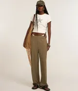 Remera de algodón color blanco, de corte ajustado, con cuello redondo y mangas cortas. Presenta un estampado de estrella con patrón camuflado en el frente.