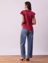 Camisa color ladrillo de satén, marca Alex & Lili. Cuello a la base con solapa, escote en V, apertura central con botones y sisas con volados.