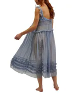 Vestido midi transparente en color azul, con capas y detalles de volantes, ideal para el verano.