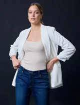 Blazer blanco en crepe, marca Dictionary. Cuello con solapa y abertura central. Delantera con bolsillos. Manga ¾ fruncida y forro interno.