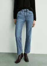 Pantalón de jean celeste de corte recto, tiro medio y cinco bolsillos.