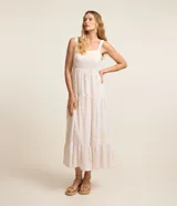 Vestido midi blanco de batista con breteles anchos, escote cuadrado, lastex en la espalda, bordado floral y volado en la pollera.