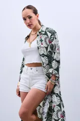 Camisola tipo vestido con estampado floral en tonos verde, blanco y borgoña.