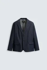 Blazer azul oscuro de denim, corte relaxed fit, con cuello de solapas de muesca, manga larga con puños abotonados, bolsillos de solapa en la cadera, abertura en el centro de la espalda y cierre frontal con botones.
