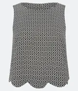 Blusa sin mangas con textura airflow, barra en ondas y estampado de corazones diferenciados.