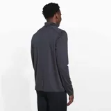 Buzo gris de poliéster reciclado y spandex, con cuello alto y cierre de cremallera hasta el pecho. Tiene mangas largas con orificios para los pulgares y logo de la marca en el pecho.