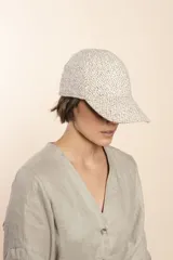 Gorra con visera de lana color beige con diseño de espiga.