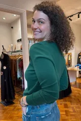 Sweater color mostaza de tejido de punto fino, con escote en V y mangas largas.