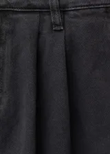 Pantalón de jean negro de corte wideleg, tiro medio y largo.