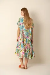 Vestido largo con estampado floral multicolor, de corte amplio y mangas cortas.