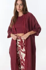 Kimono largo color bordó, confeccionado en lino, con mangas 3/4 y detalle de flecos en el borde.
