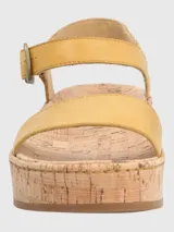Sandalias amarillas con plataforma de corcho y ajuste con hebilla.