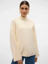 Suéter de punto grueso color crema, con cuello alto y manga larga.