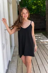 Vestido corto de jersey rib con estampado de cebra en blanco y negro, escote en V y tirantes finos.