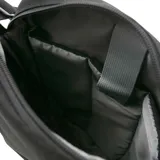 Bolso bandolera Caterpillar negro con logo amarillo, correa ajustable y bolsillo frontal con cierre.