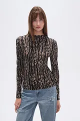 Remera negra de manga larga con cuello alto, confeccionada en viscosa y elastano, de corte ajustado.