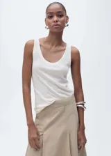 Musculosa blanca de lino con cuello redondo y tirantes anchos.