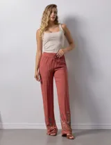 Pantalón verde oliva de rayón con cintura elastizada tipo smock y bordados florales en los bajos.