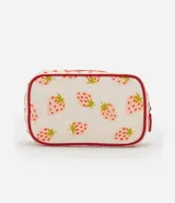 Neceser rectangular mediano de poliéster con estampado de frutillas y diseño a cuadros en los laterales. Tiene cierre de cremallera con llavero en forma de frutilla y ribete rojo.