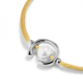 Pulsera de hilo color camel con perla shell y fornitura bañada en plata de ley.