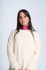Sweater color beige de tejido de punto acanalado, con cuello redondo y mangas largas. Tiene corte holgado y aberturas laterales en el ruedo.