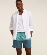 Bermuda de baño masculina confeccionada en microfibra, con cintura elástica, cordón ajustable, bolsillos laterales y trasero con cremallera, y estampado bicolor.