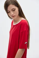 Remera roja de rib con cuello redondo amplio y mangas cortas.