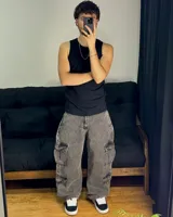 Pantalón cargo gris con efecto gastado, de tela denim y corte mega baggy.