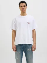 Camiseta blanca de manga corta y cuello redondo con estampado pequeño en el pecho.