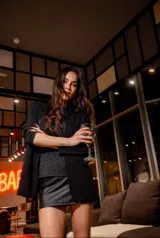 Blazer rojo de crepe elastizado, con solapas de muesca, corte recto y bolsillos laterales.