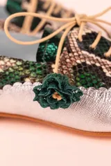 Zapato blucher plateado con estampado animal print, cordones y detalle de flor en el final del cordón. Interior 100% piel y suela de cuero. Incluye plantilla de lana y piel.