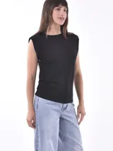 Remera negra de manga corta con hombreras marcadas y cuello redondo.