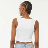 Musculosa blanca de algodón con cuello redondo y sisas amplias. Estampado pequeño en el pecho con motivo playero: palmeras, sol y tabla de surf.