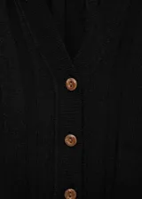 Cárdigan negro de punto fino con cuello pico, corte recto, cierre frontal con botones y mangas largas.