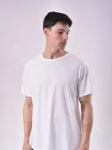 Remera blanca de manga corta con cuello redondo y calce holgado.