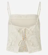 Blusa cropped de algodón con escote recto, breteles finos ajustables, lazo doble en la espalda y estampa floral guipire.