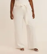 Pantalón largo de corte ancho, color blanco, con lazo en la cintura.