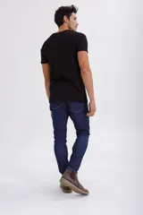 Pantalón de jean azul oscuro, corte skinny, con bolsillos delanteros y traseros.