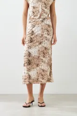 Maxi falda con estampado animal print en tonos beige y marrón.